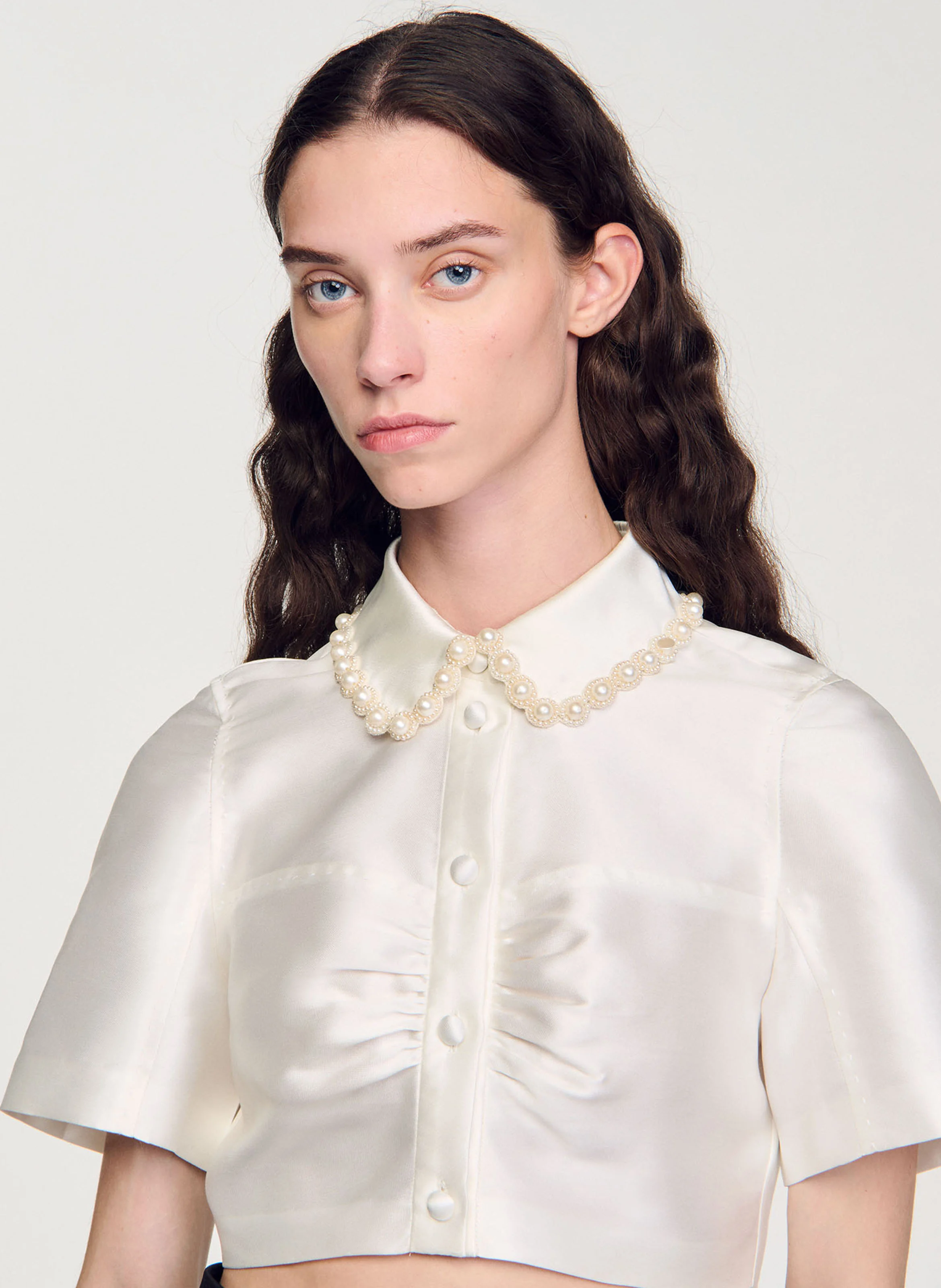 Chemise courte satinée à perles | Blanc