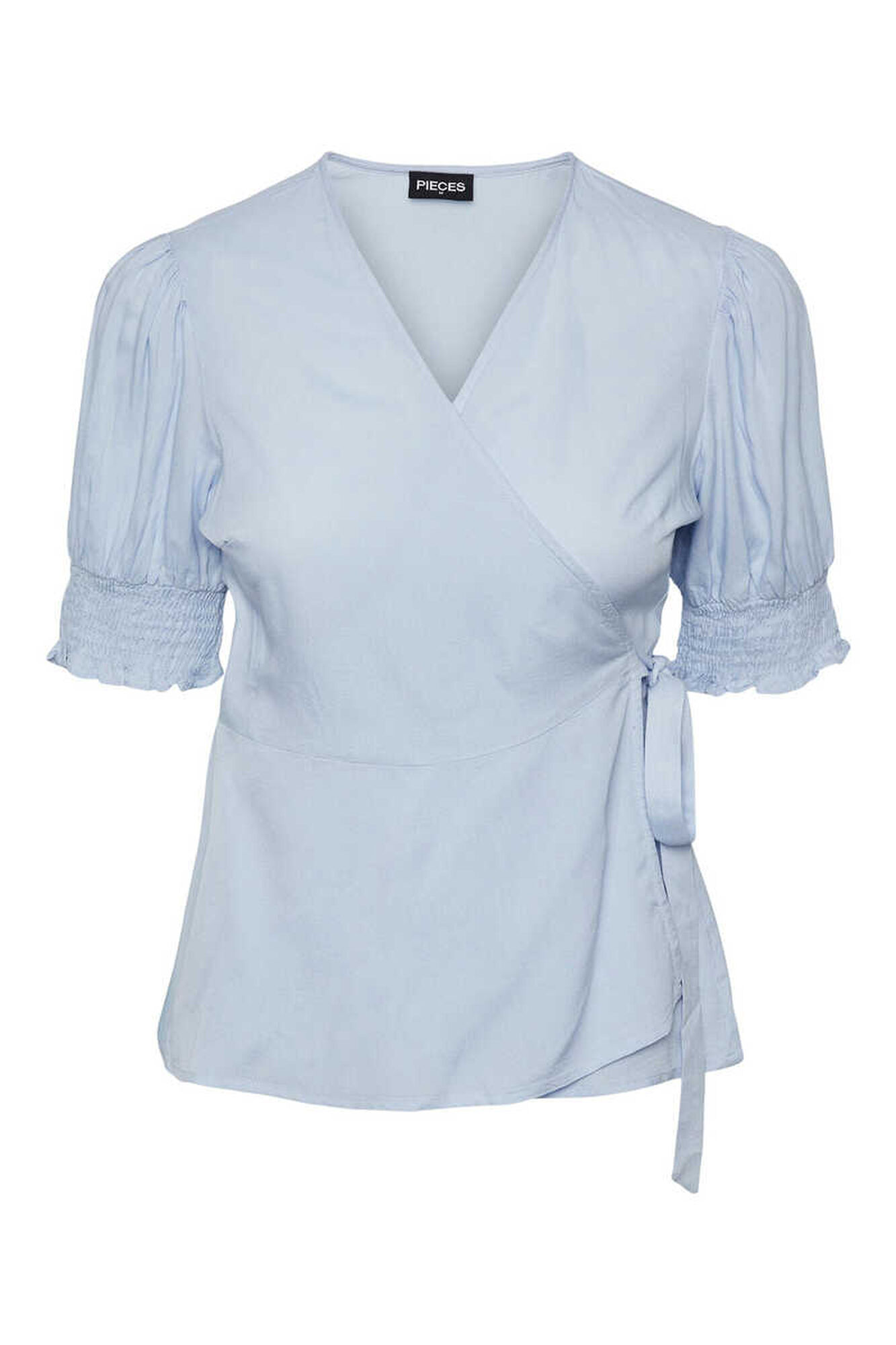Camiseta com decote cruzado.