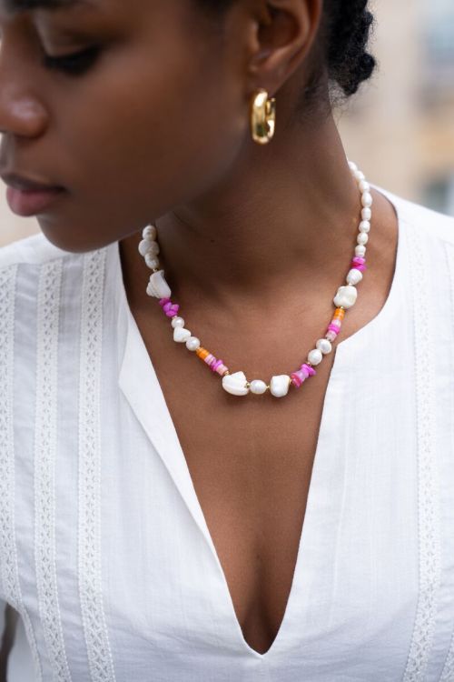Parelketting met roze kralen en schelpen