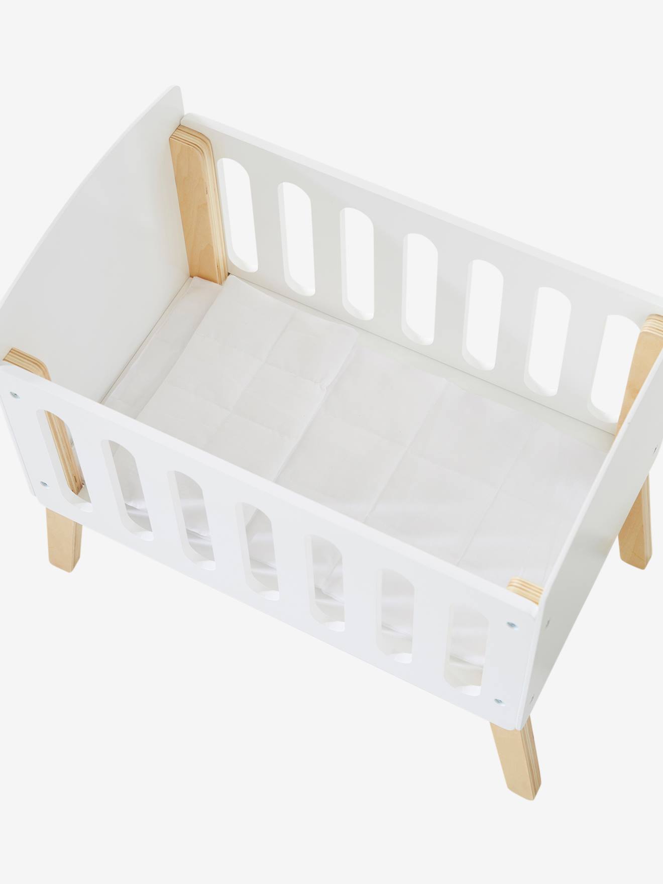 Cama de boneca com pés, feita de madeira certificada FSC®, branca.
