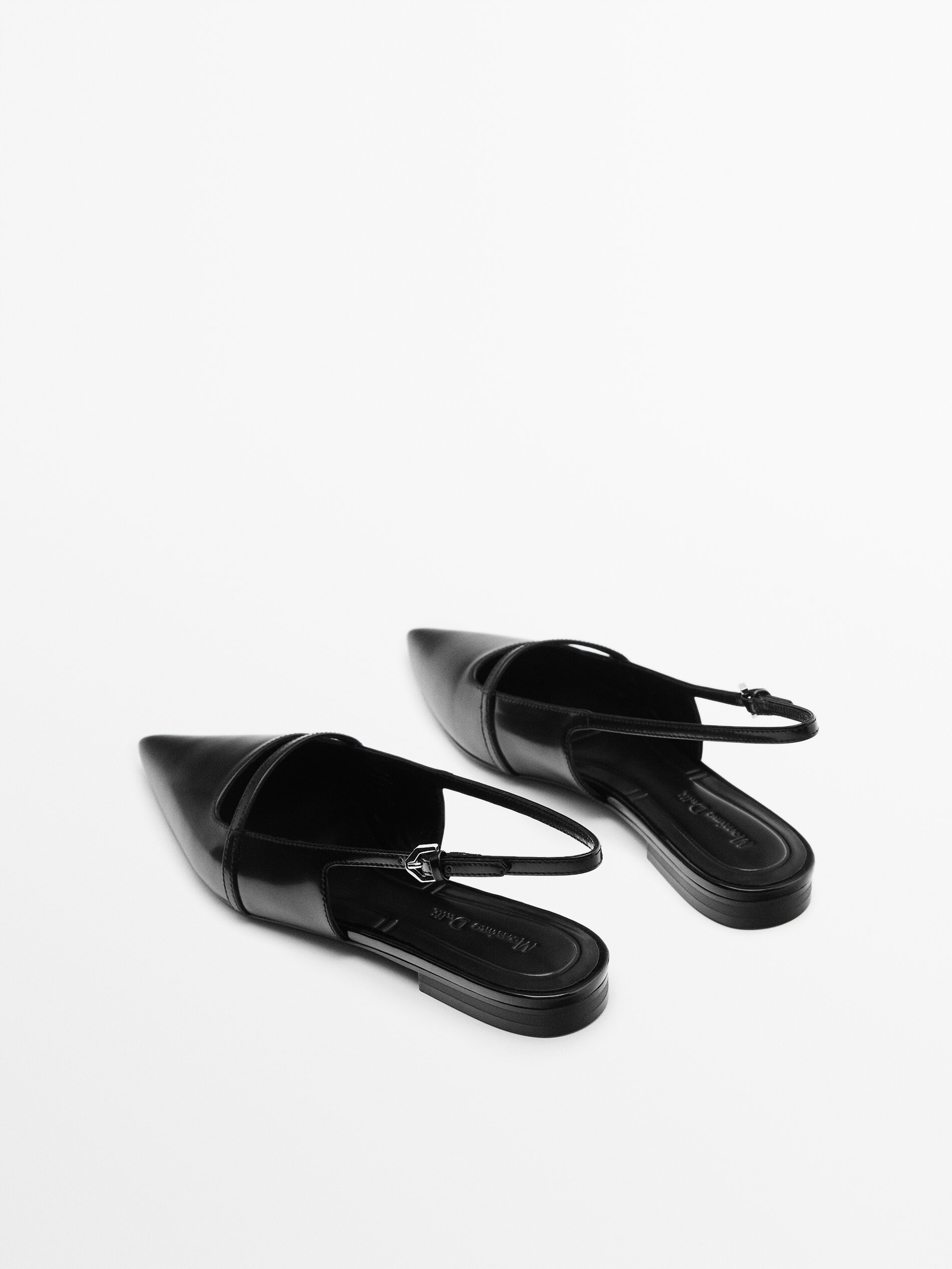 Sapato baixo de couro com detalhes - PRETO