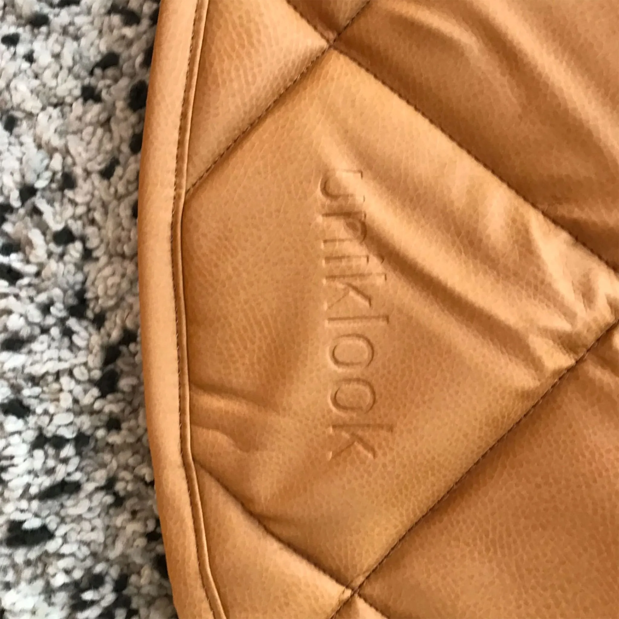 Uniklook Tapis de Jeu Matelassé en Cuir Végétalien - Tan