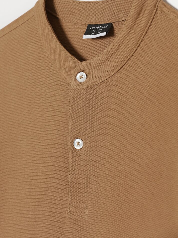 Camisa polo com gola mandarim - Marrom