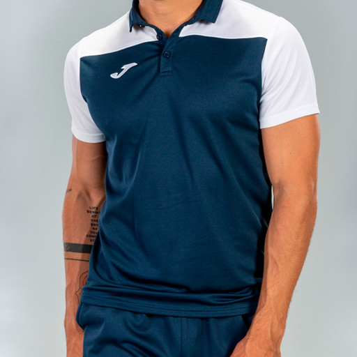 Camisa polo de manga curta Joma Hobby II, azul marinho e branca.