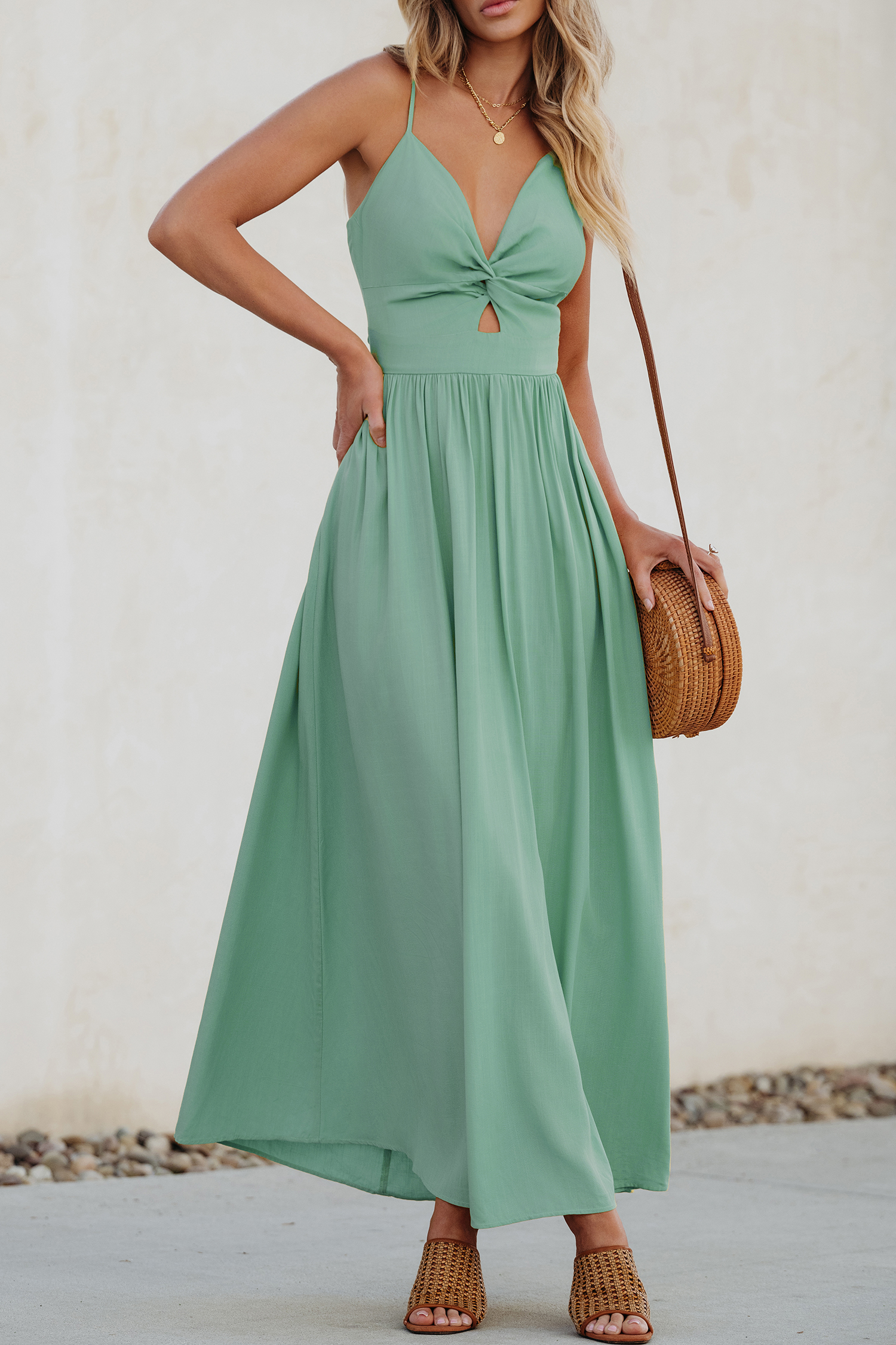 Robe maxi torsadée sur le devant avec col en cœur