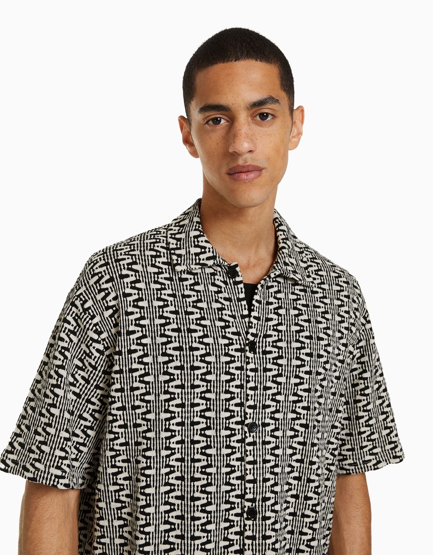 Camisa texturizada de manga curta estampada