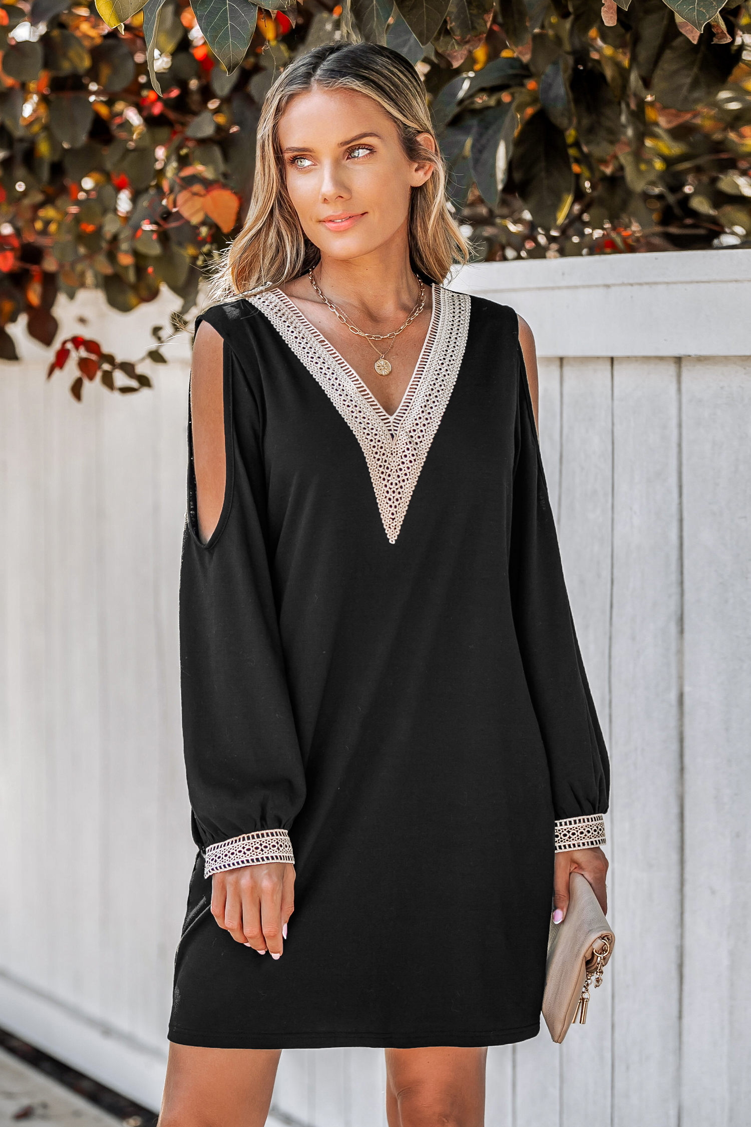 Robe mini à col en V en broderie
