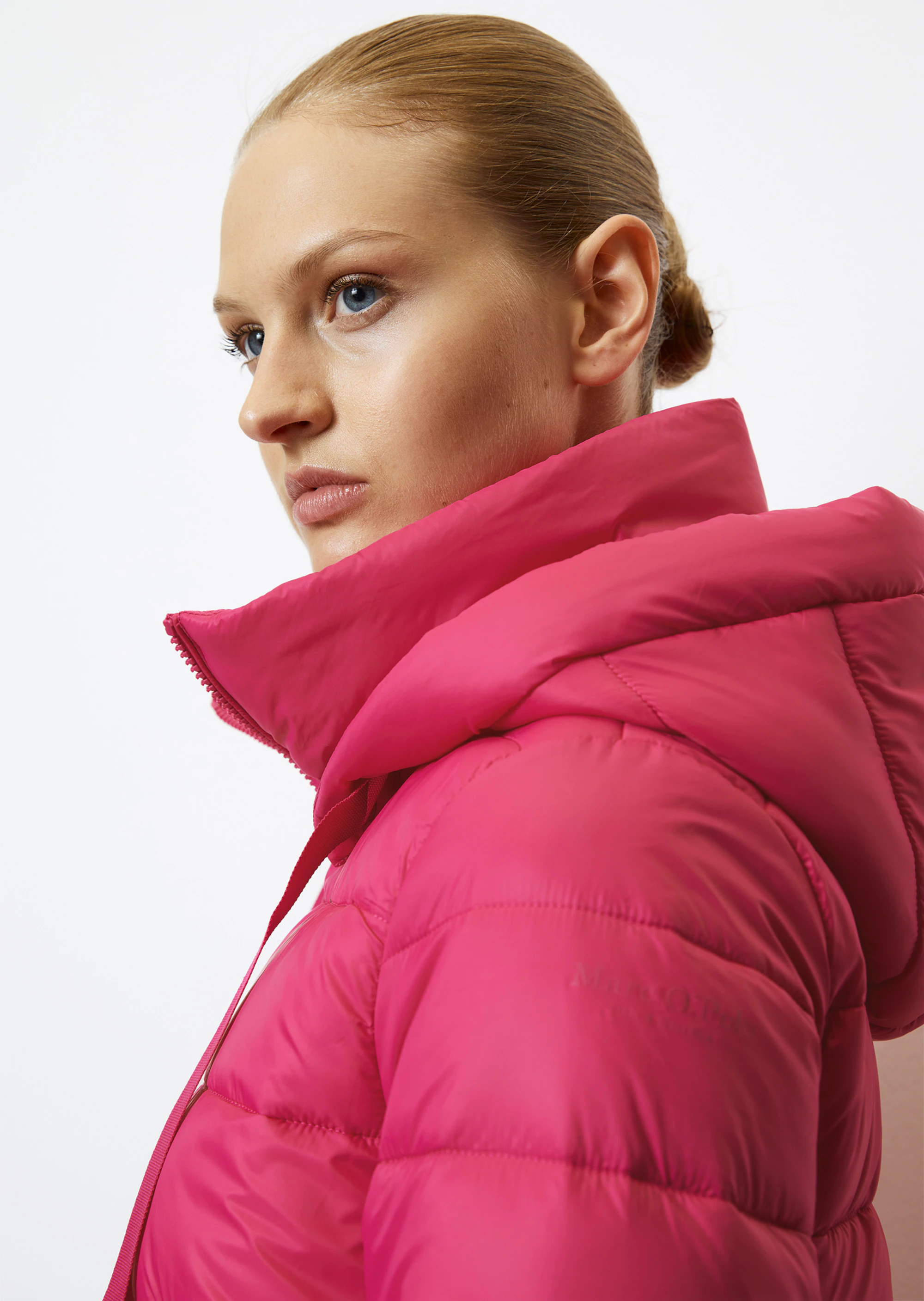 Leichte Kapuzen-Steppjacke regularaus recycelten Materialien