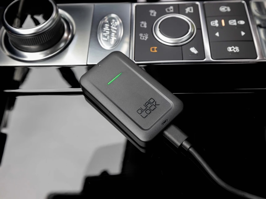 Bluetooth Apple CarPlay Auto KFZ Adapter mit USB A und USB C Verbindungskabel für Apple iOS Smartphones (QLA-CPA) - Schwarz
