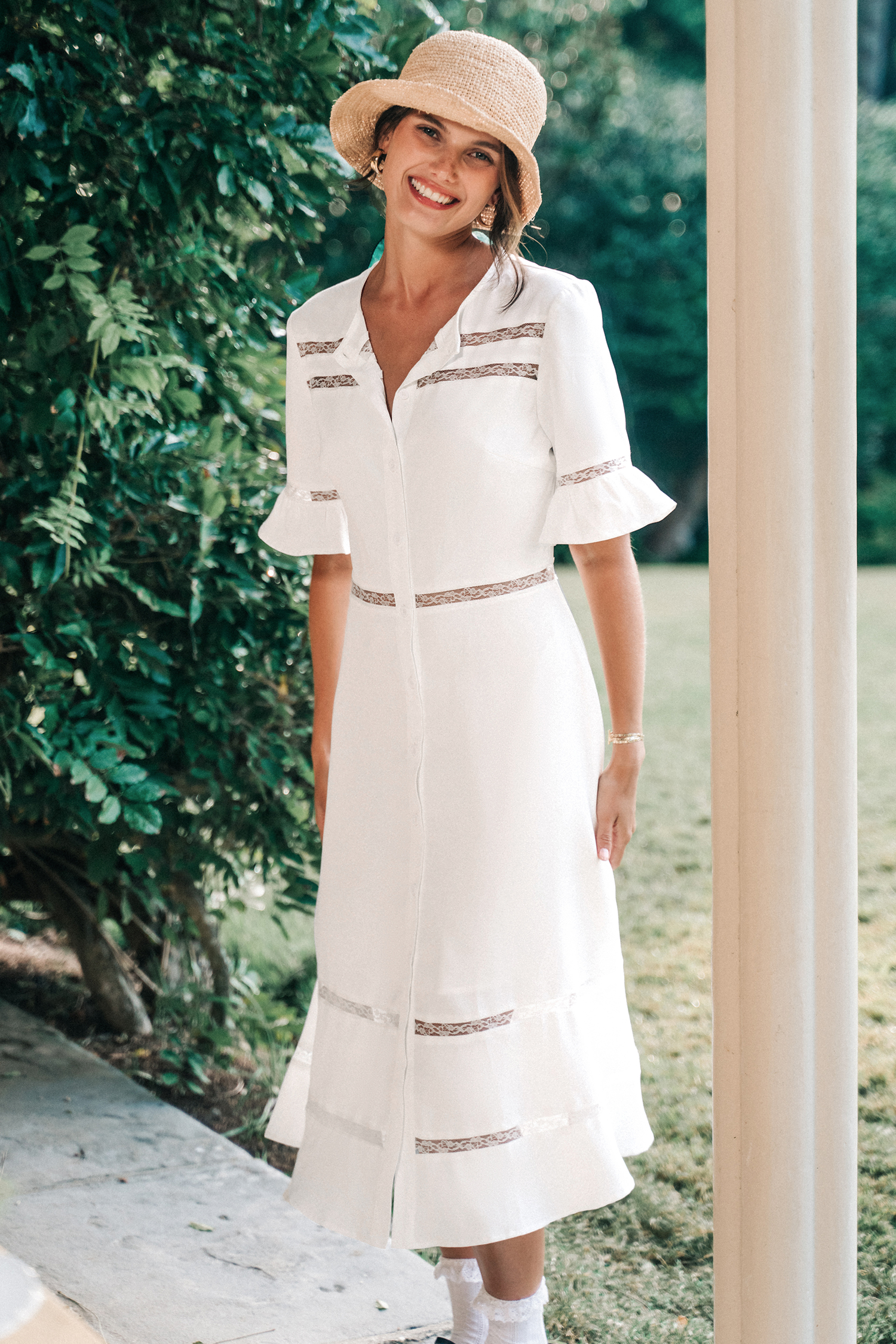 Robe midi blanche à manches évasées et boutons en dentelle