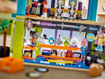 LEGO Stripboeken- en gamewinkel (42674)