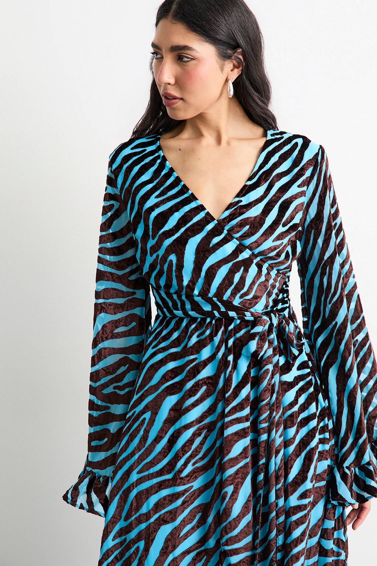 Warehouse Robe Maxi en Velours Dévoré à Décolleté Plongeant et Manches Évasées avec Ceinture