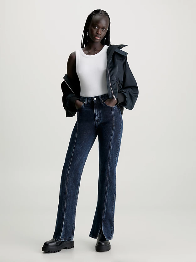 Calça jeans boca de sino com fenda na barra.