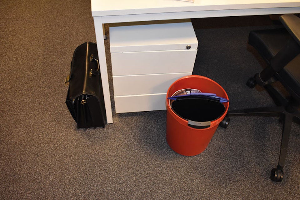 PROREGAL Klassieke ronde plastic afvalbak 18 liter HxBxD 32 x 31 x 31 cm Rood