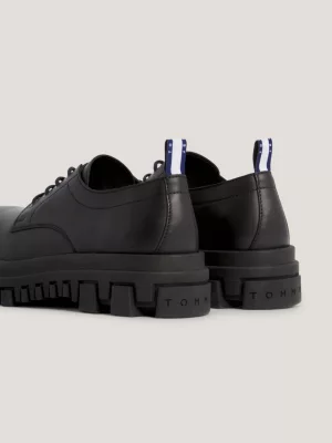 Sapatos de couro com sola grossa