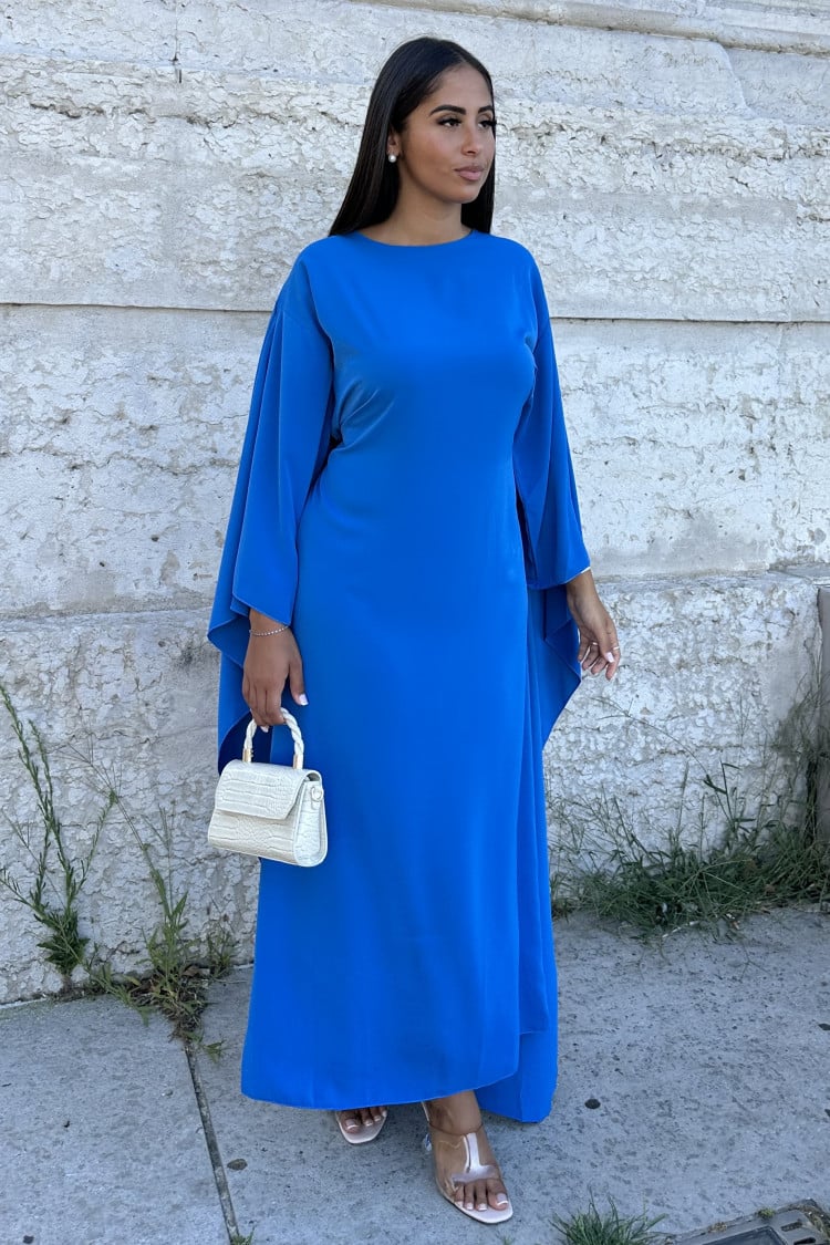 Robe bleu ceinturée à empiècement cape