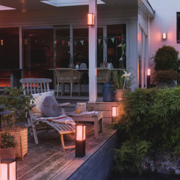 Philips Hue sokkellamp zwart - wit en gekleurd licht 8W - laag