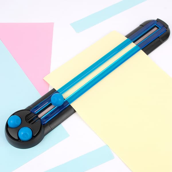 Bærbar papirtrimmer med blader for Straight Wave, stiplet for A4-papir Flerfarget