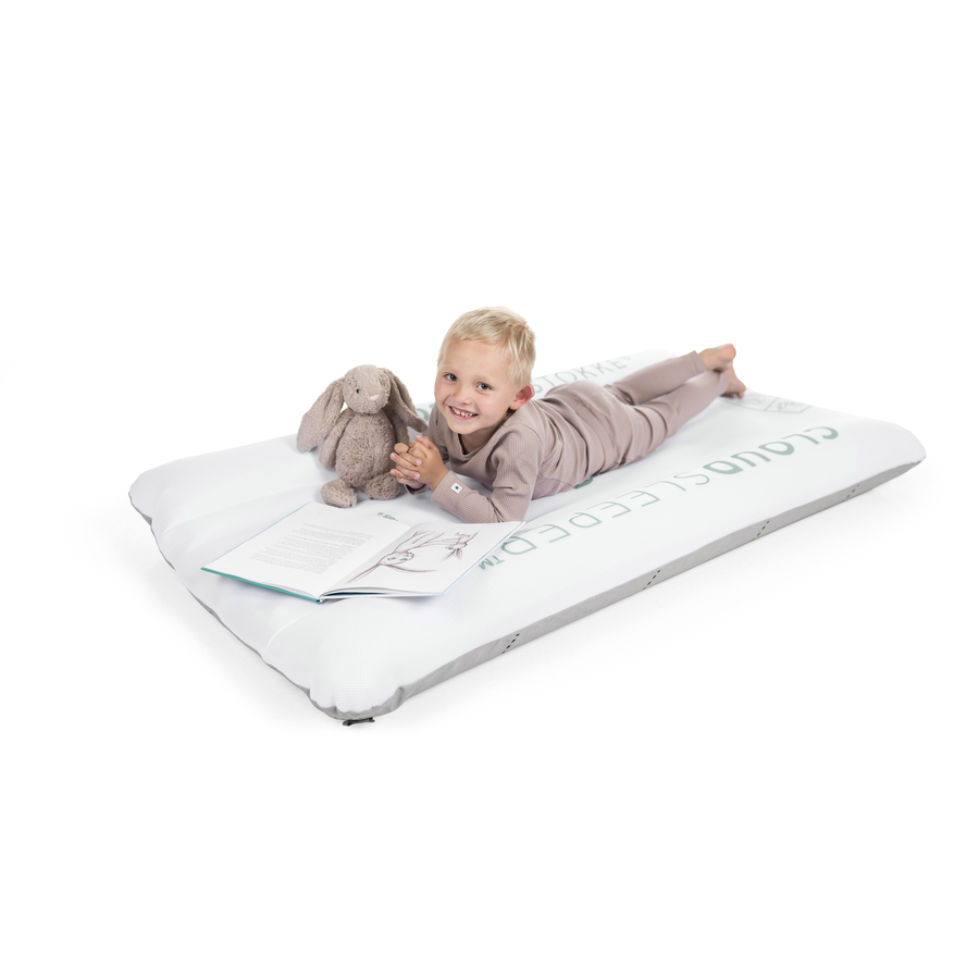 JETKIDS™ BY STOKKE® Aufsitzkoffer BedBox™ Limited Edition Creamy Cappuccino und Matratze CloudSleeper™ weiß