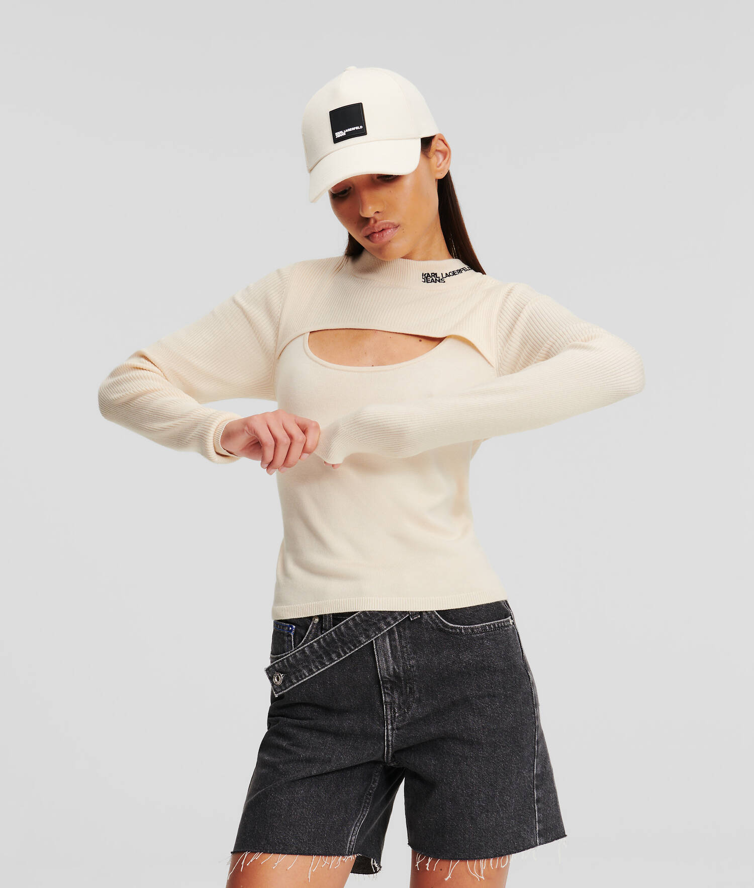 PULL À COL MONTANT AVEC DÉCOUPE KLJ