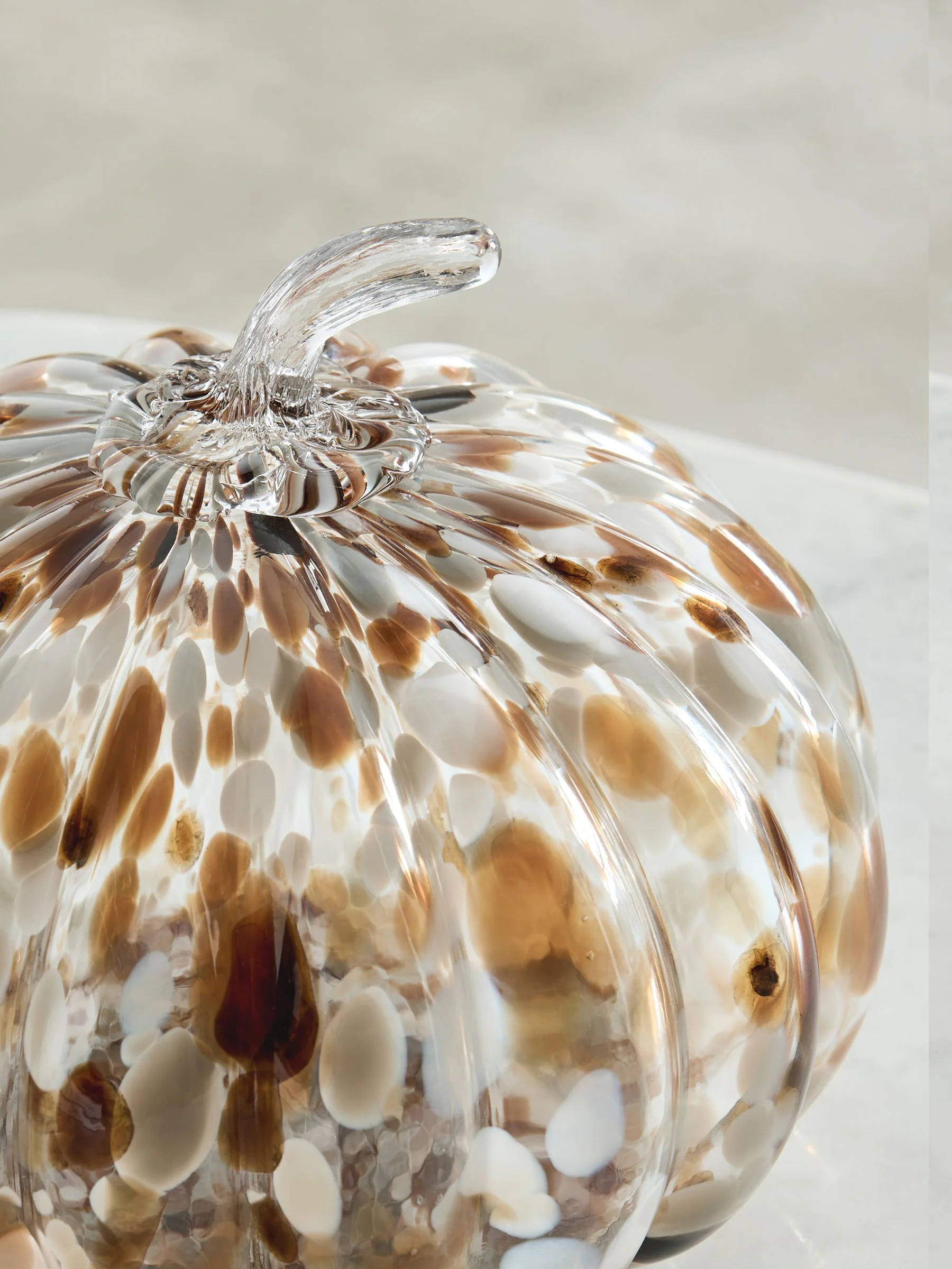 Decoratieve witte pompoen van confettiglas