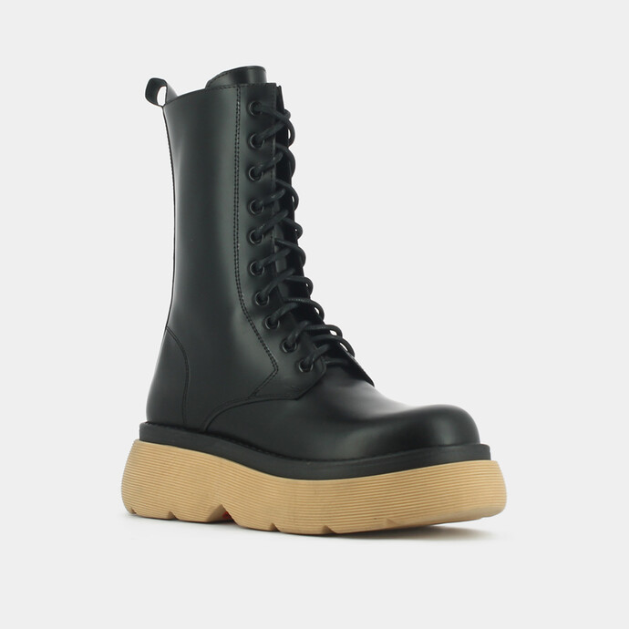 Boots à plateformes et semelles crantées  en cuir glacé noir/miel