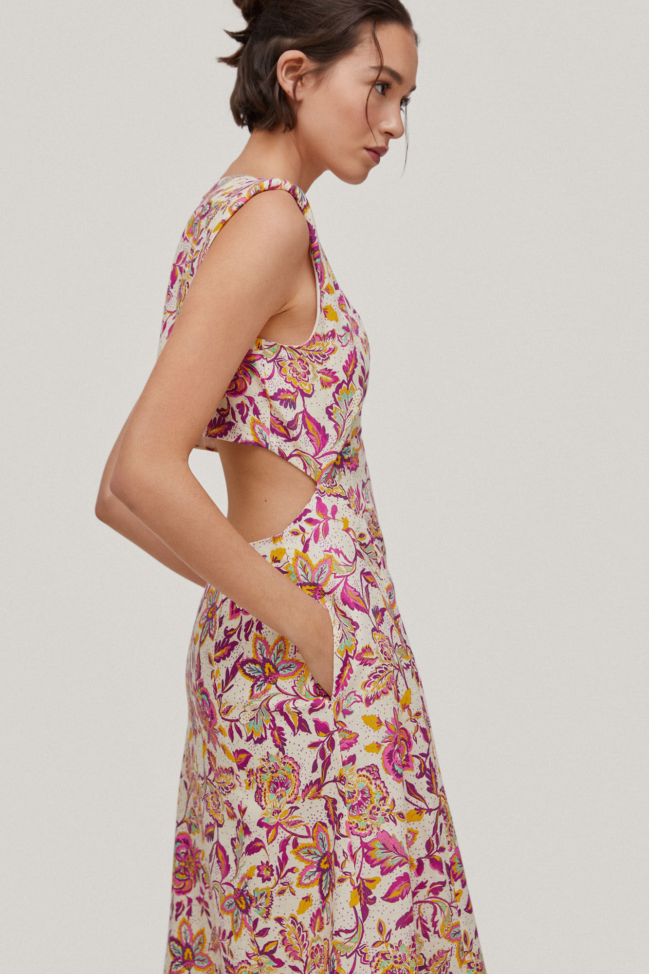 Vestido estampado com recortes - Vários