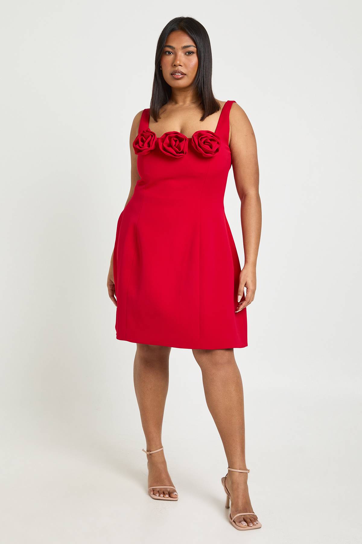 boohoo Robe Mini Ajustée à Bretelles avec Corsage 3D Grande Taille