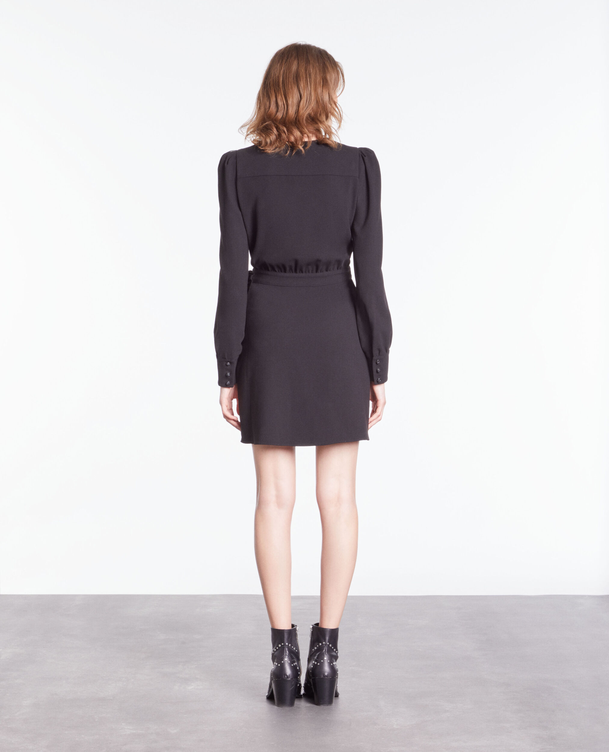 Robe portefeuille courte noire en crêpe
