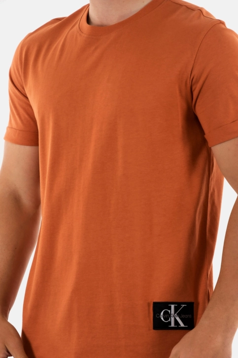 Tee shirt calvin klein jeans badge round hem tee gan auburn