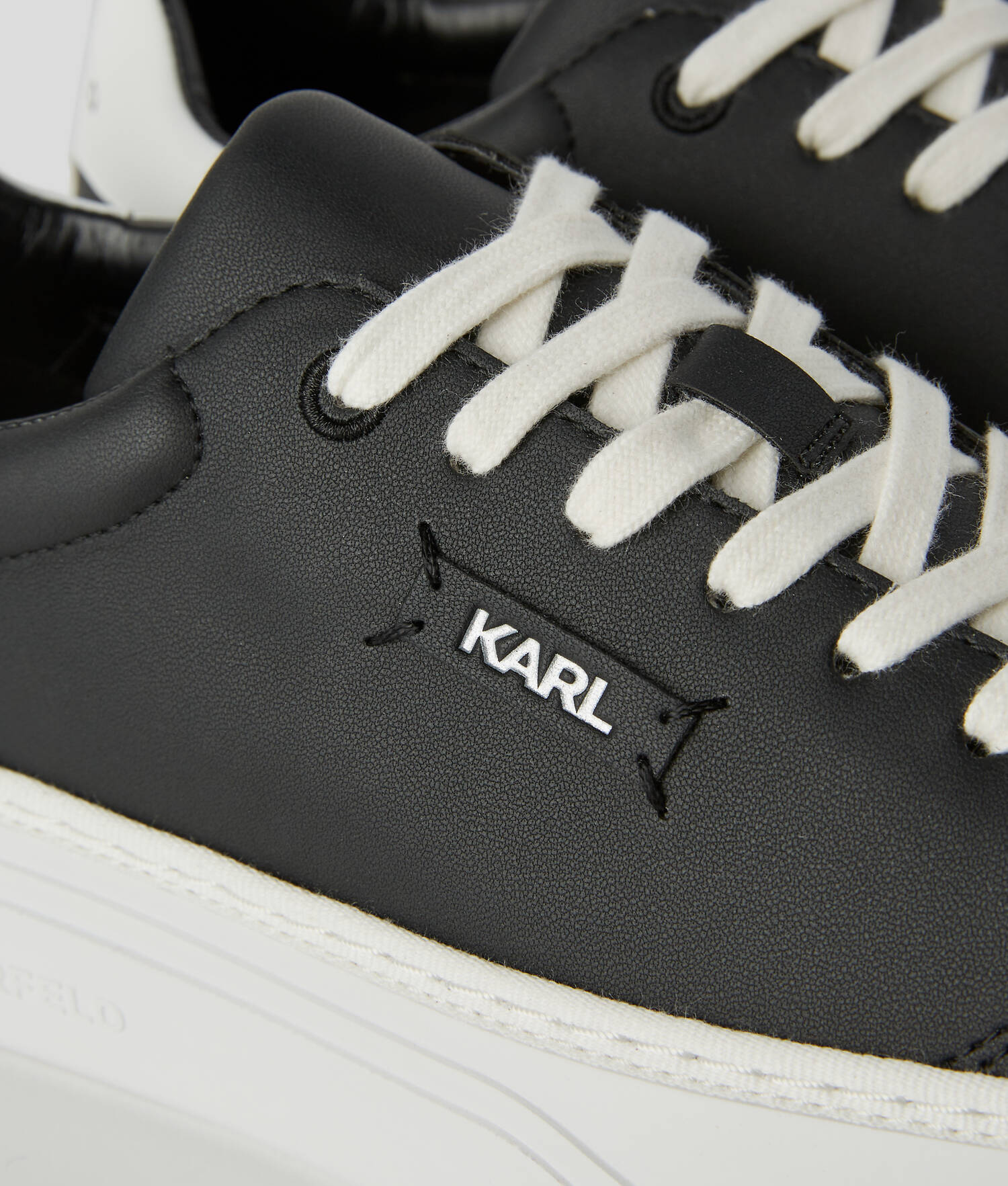BASKETS KONVERT AVEC LOGO EN RELIEF