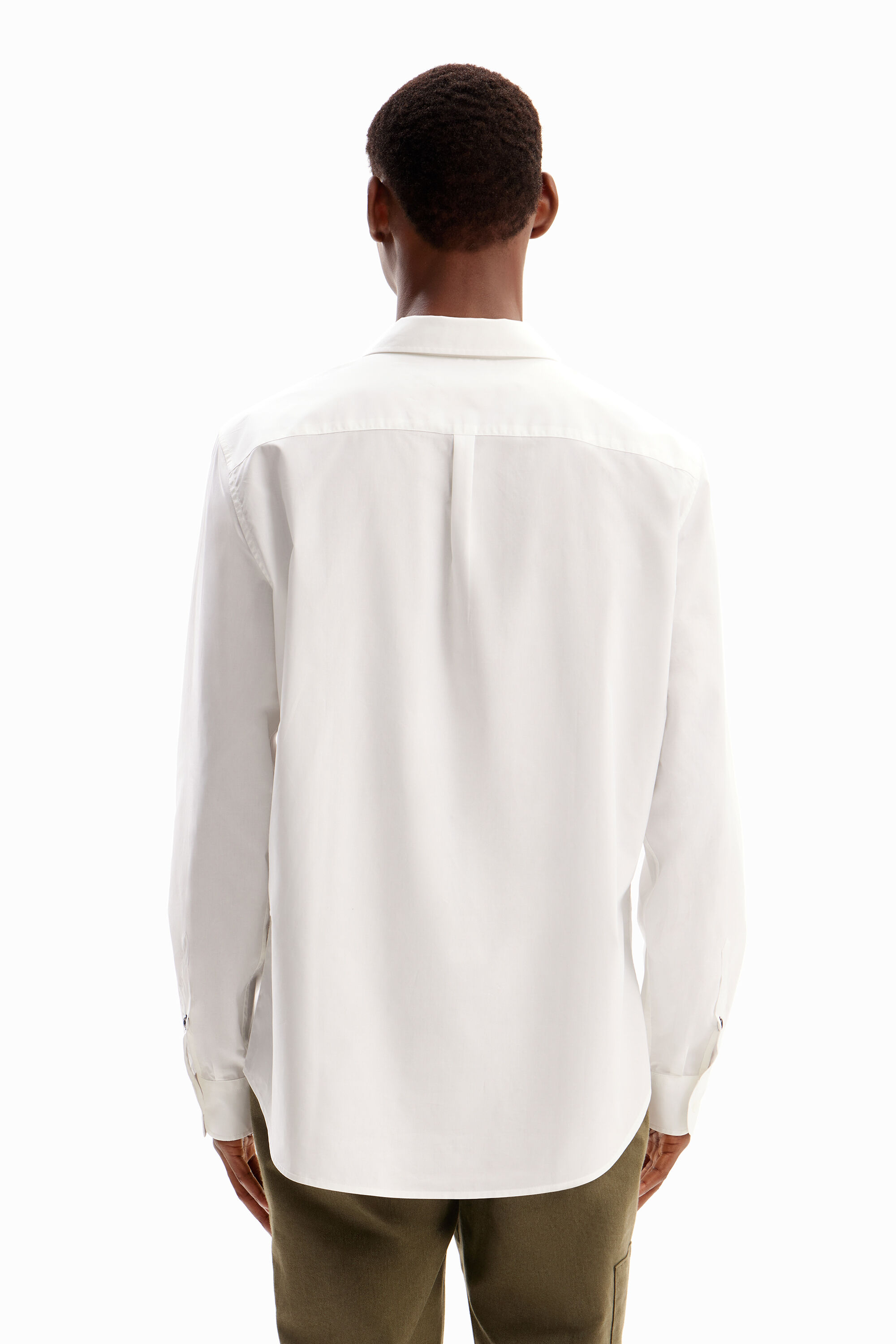 Camisa básica com detalhes contrastantes
