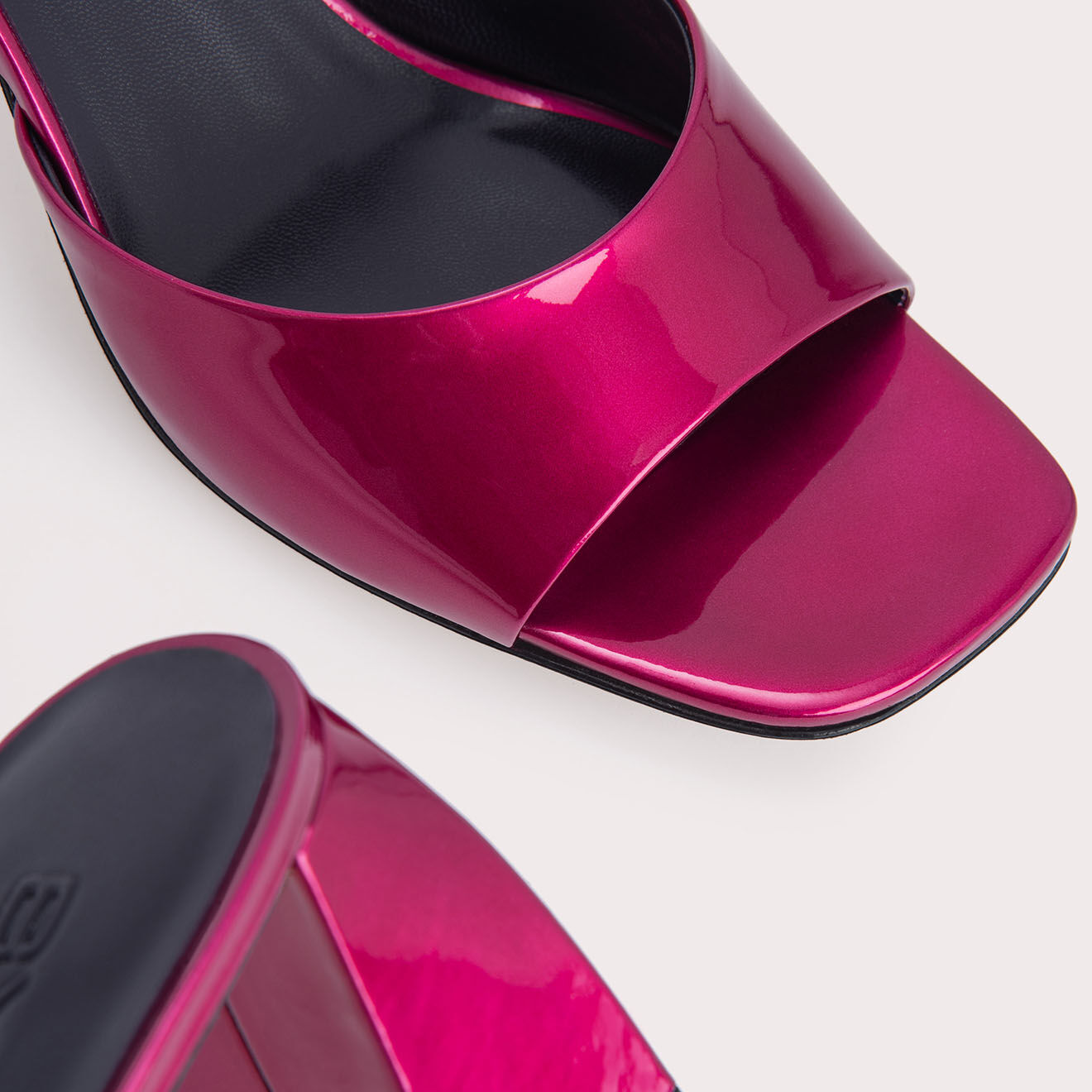 By Far Mules en Cuir verni Romy fuchsia - Talon 7 cm
