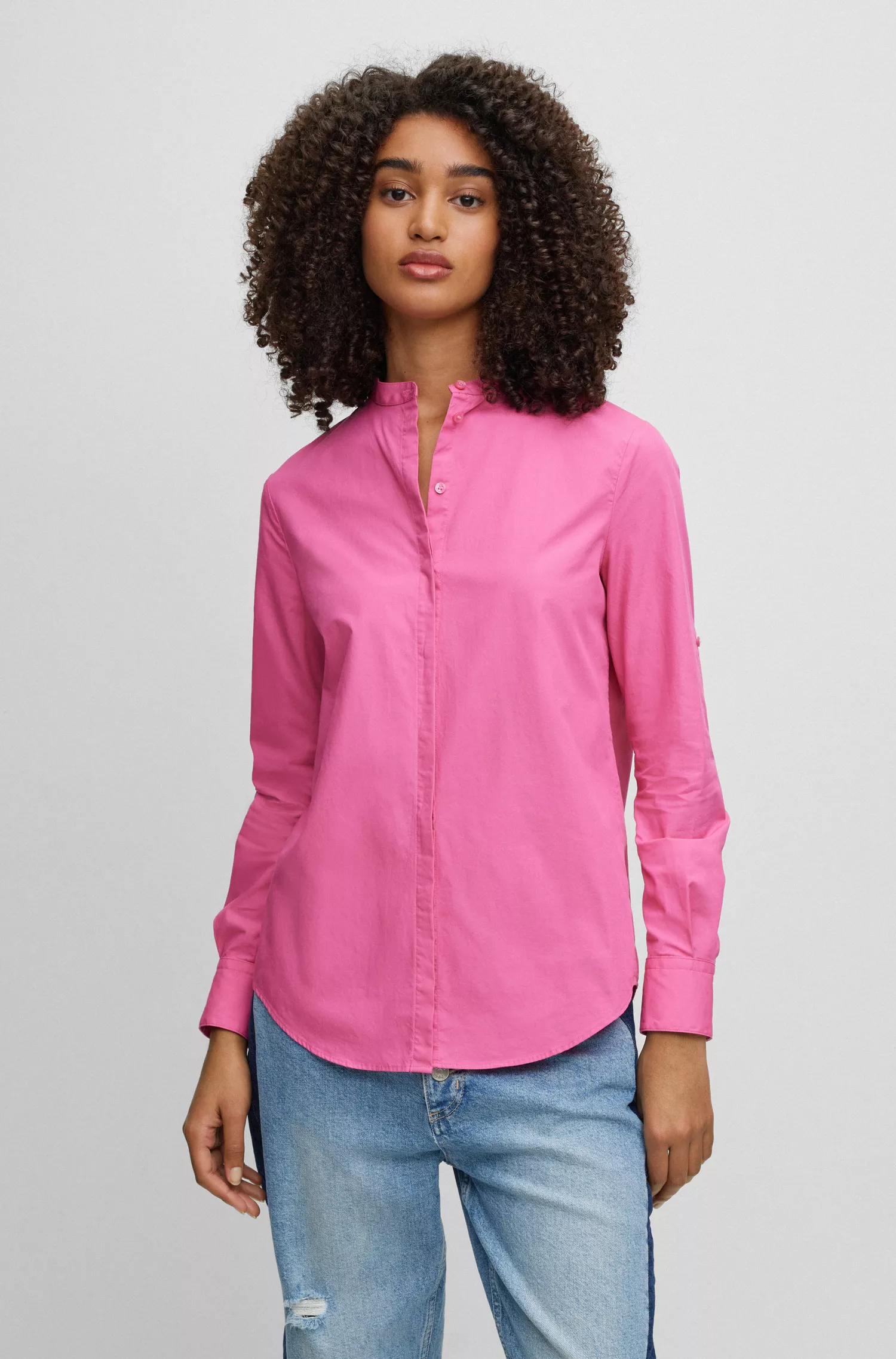 Blusa BOSS preta sem gola, modelagem solta, em algodão orgânico.