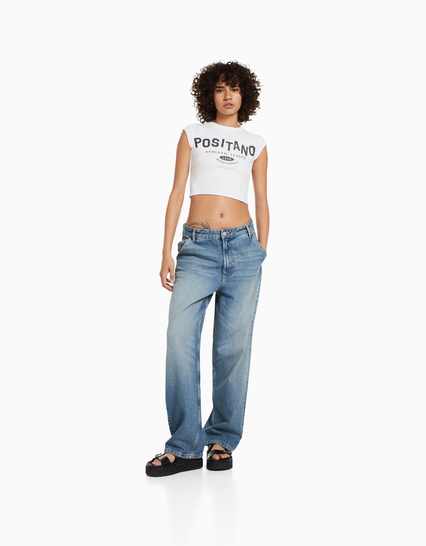 Camiseta cropped de manga curta com estampa