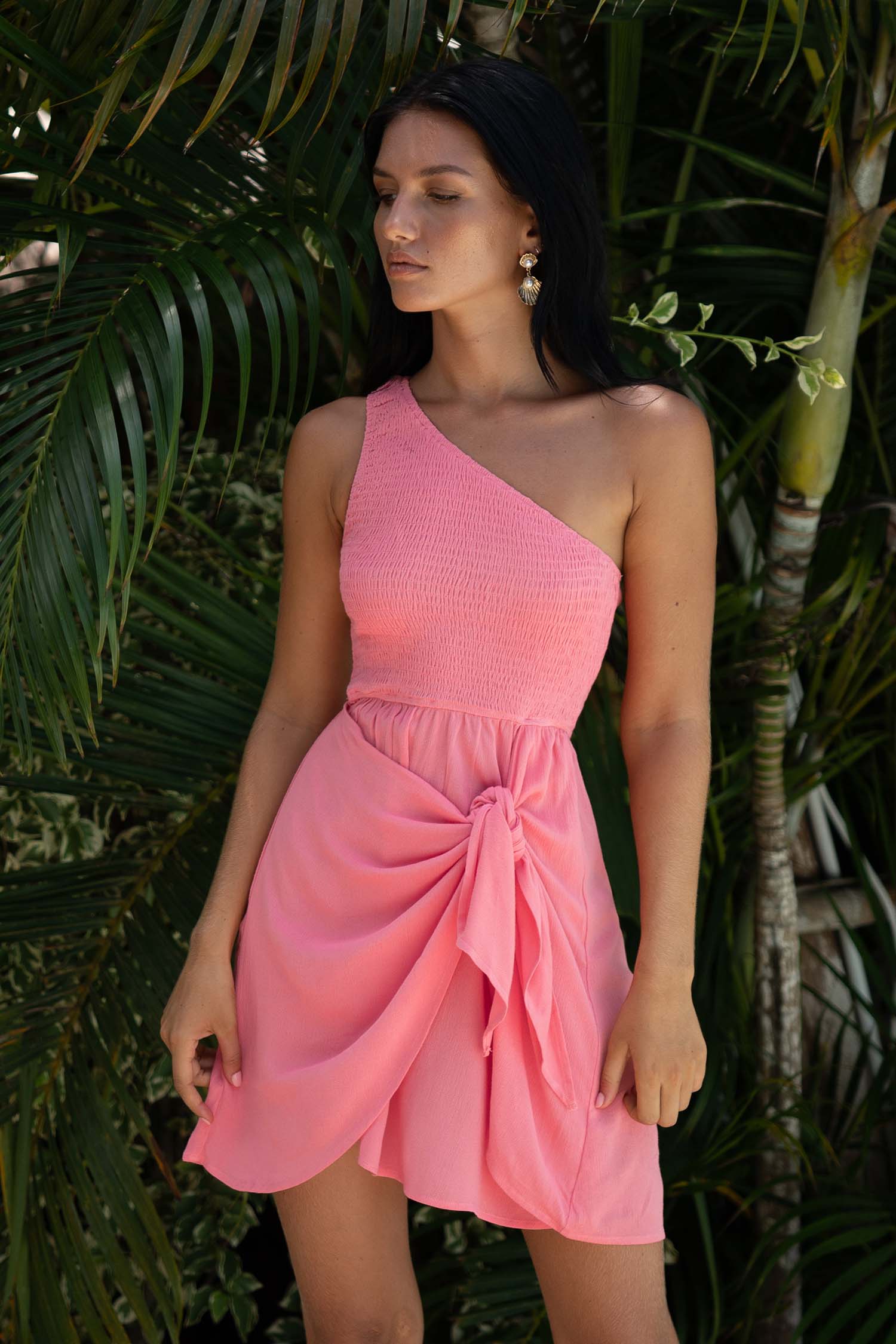 Robe mini sans manches avec une épaule et corsage à smocks rose