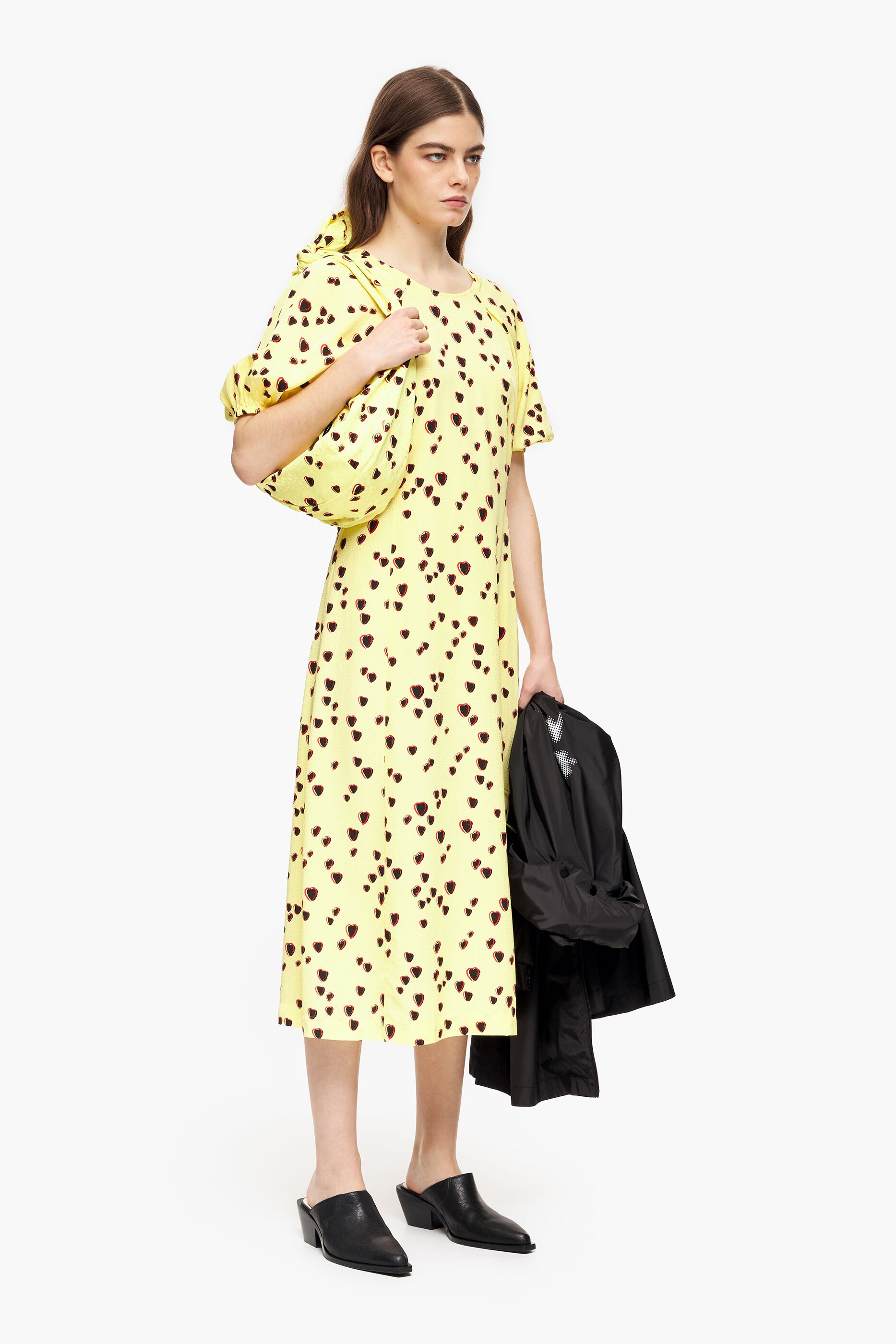 Vestido midi evasê com estampa de pequenos corações em amarelo.