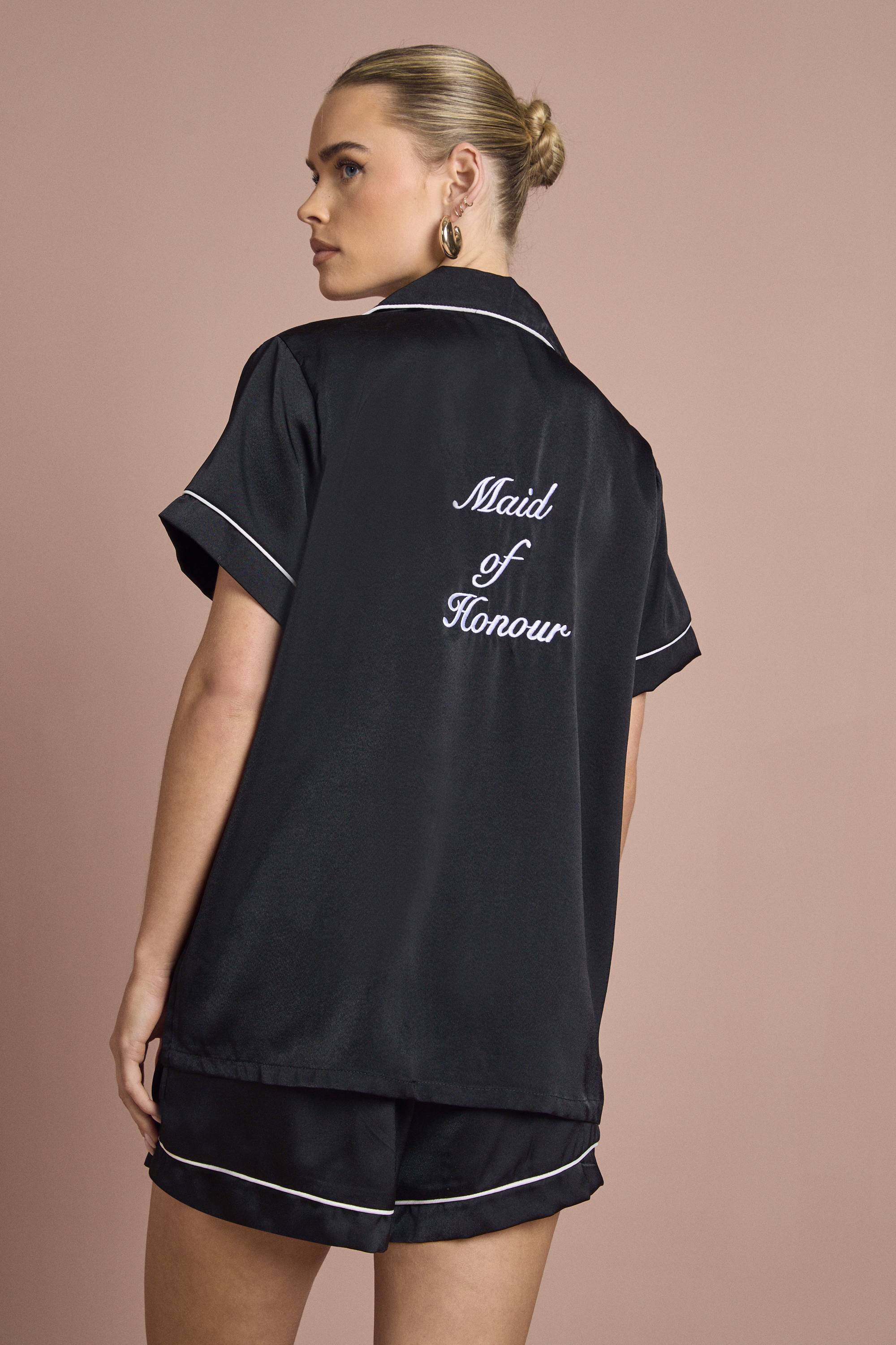 boohoo Ensemble Pyjama de Mariée 'Demoiselle d'Honneur' en Satin Brodé avec Chemise à Manches Courtes et Short