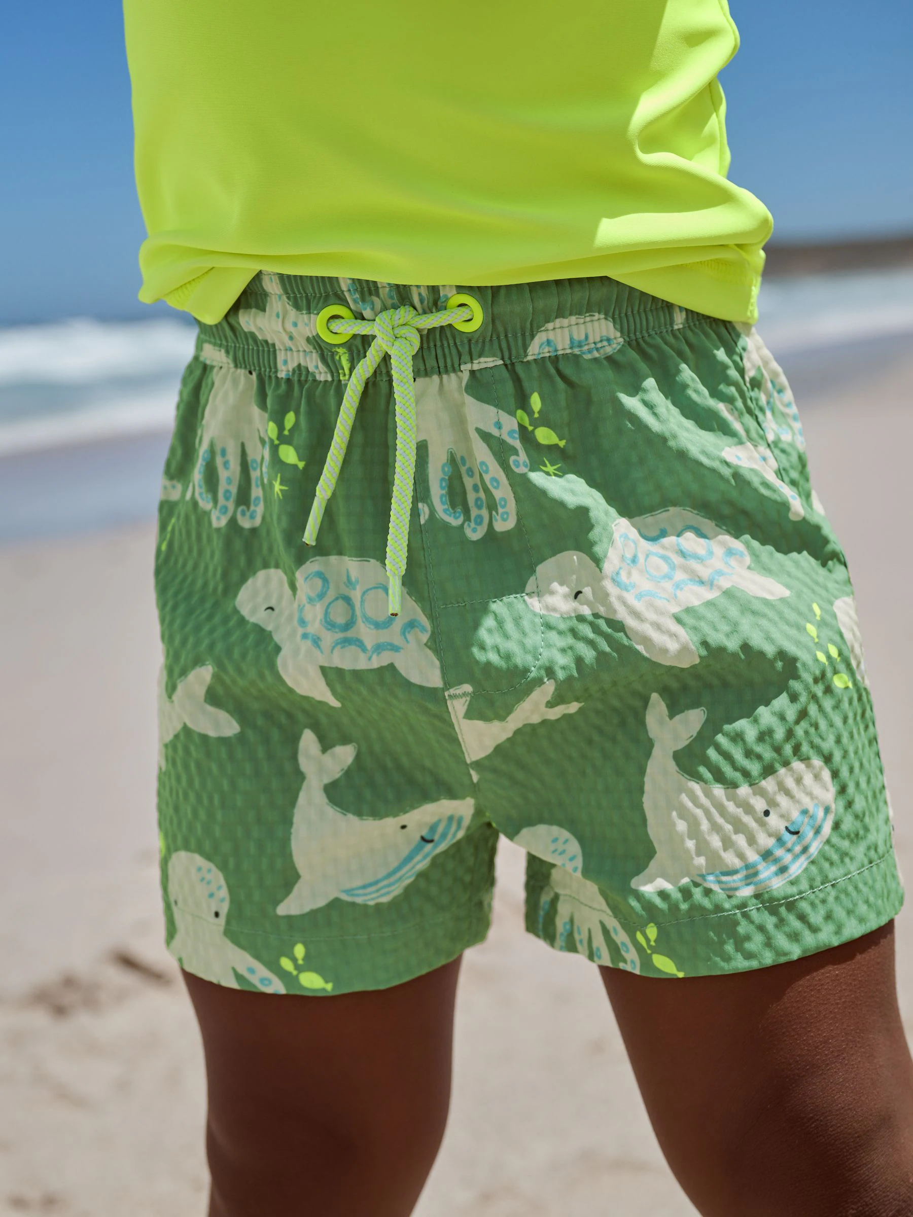 Geelgroene haai - Set van surfhemdje en shorts (3 mnd - 7 jr)