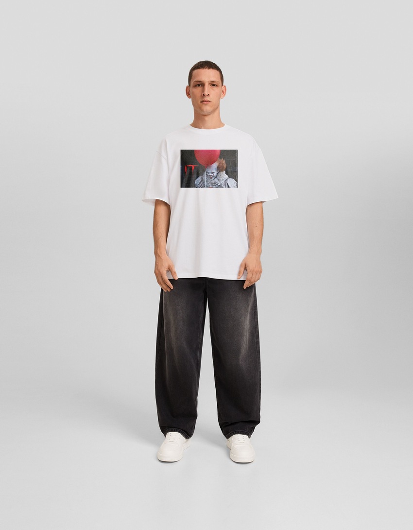 Camiseta de manga curta com estampa IT e modelagem quadrada