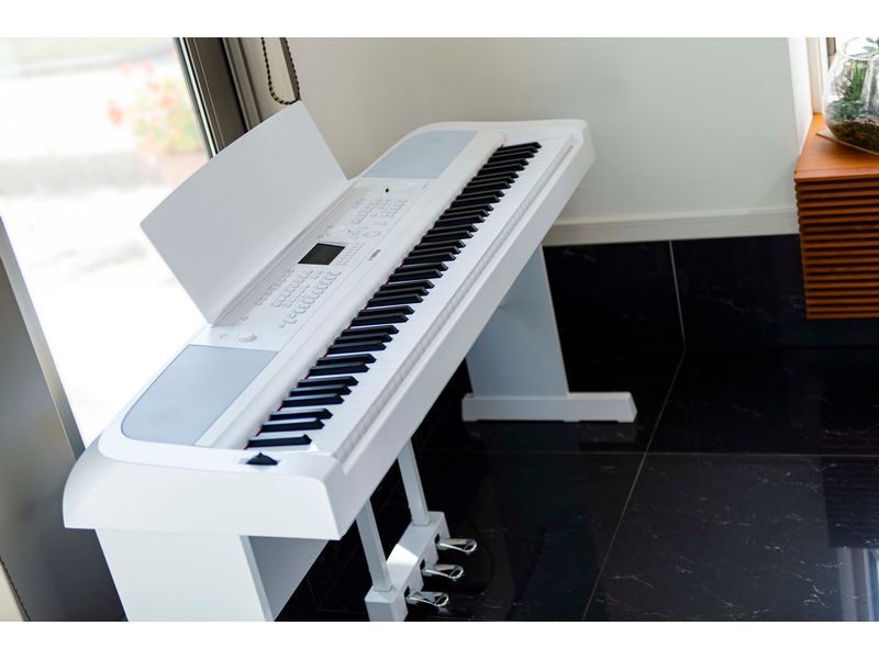 Yamaha E-Piano DGX-670 Weiss Digital Piano mit Begleitautomatik