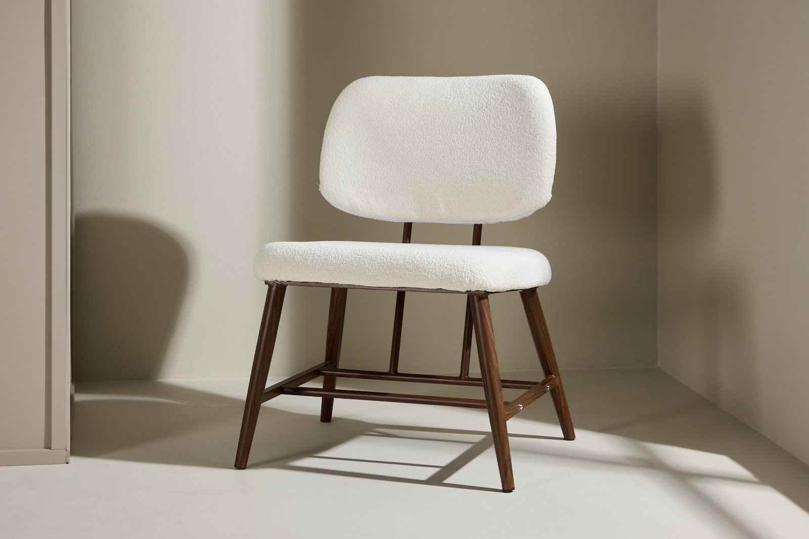 Midland stol Hvit boucle, brune ben
