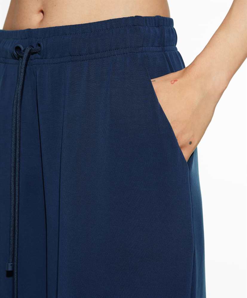Calça cropped de pernas largas em modal macio ao toque