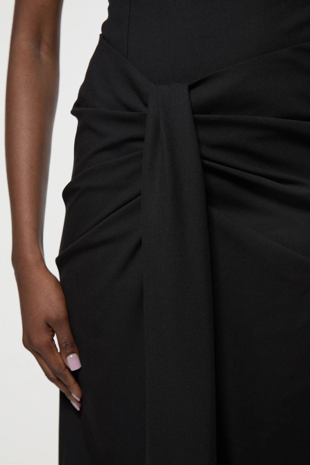 KarenMillen Robe ajustée Petite à l'encolure asymétrique et aux détails en bretelles