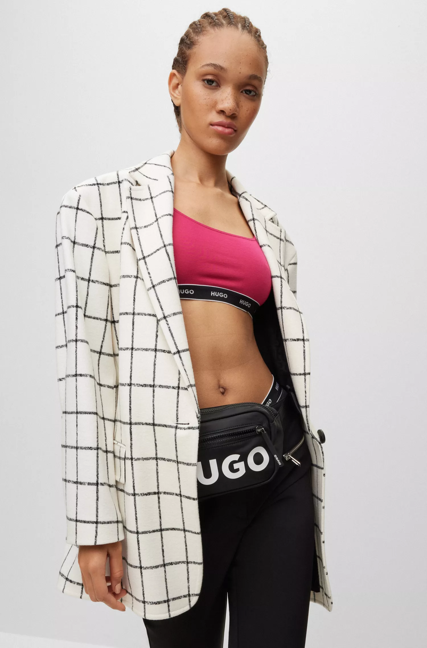 Jaqueta HUGO vermelha de modelagem oversized em tecido xadrez elástico.
