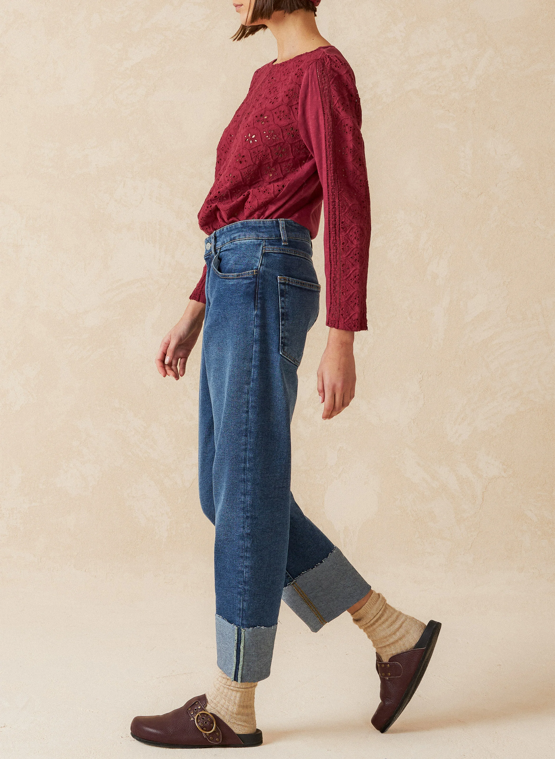 Top droit col rond brodé en coton | Rouge