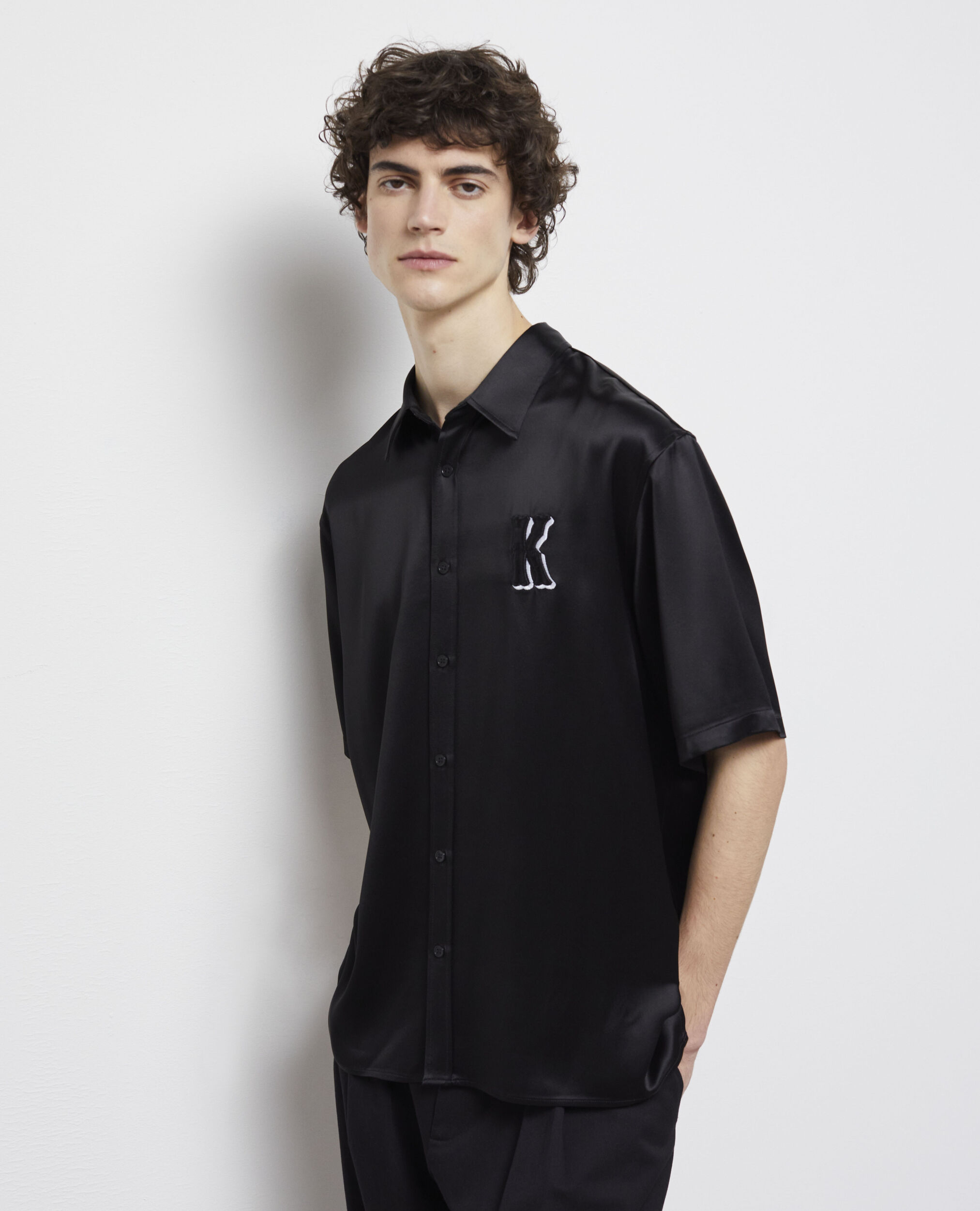 Chemise casual noire avec broderies