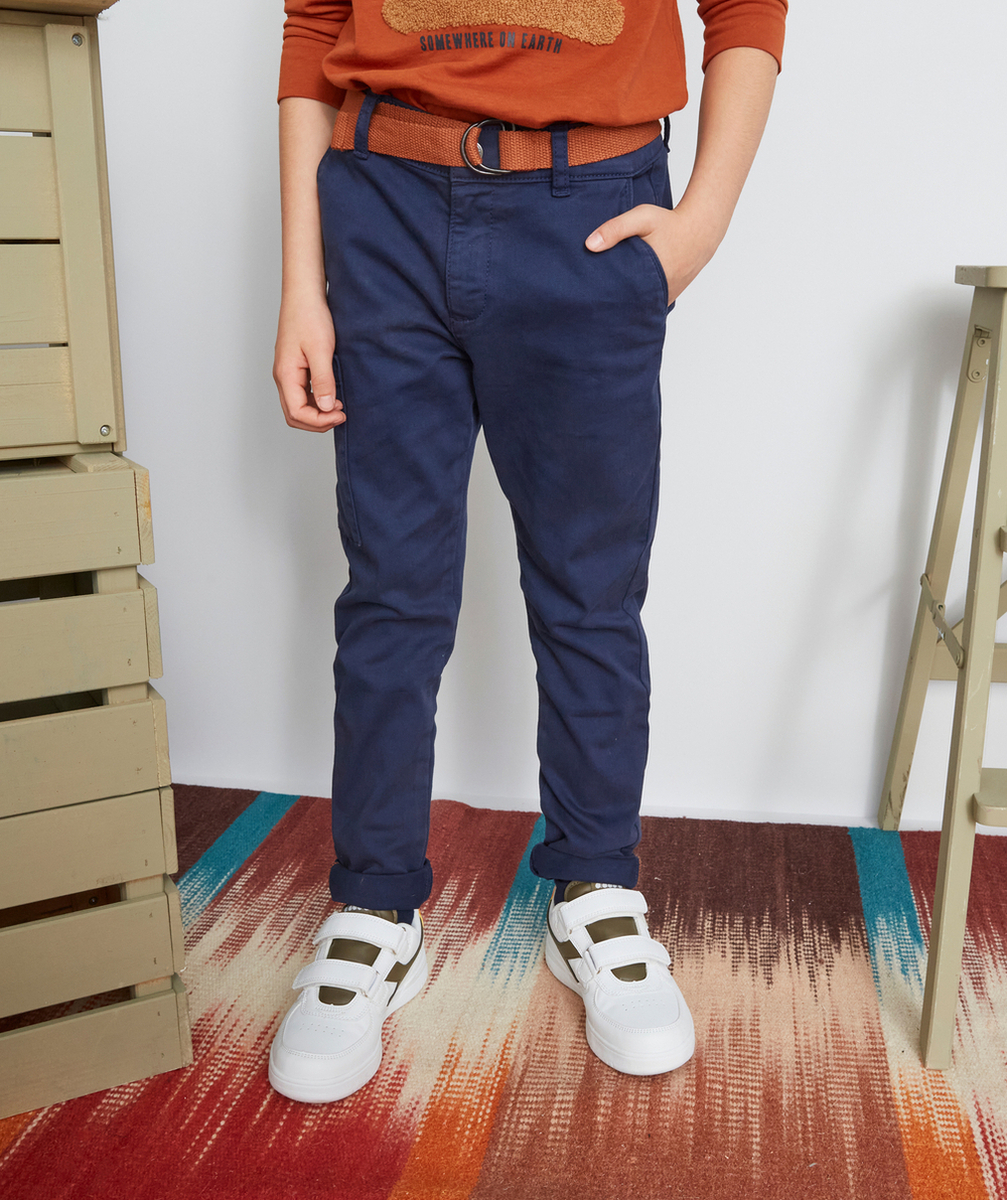 HUGO LE PANTALON CHINO GARÇON BLEU MARINE AVEC CEINTURE OCRE