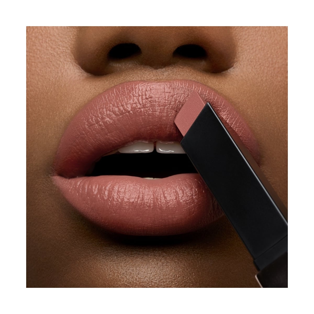 YVES SAINT LAURENT Rouge Pur Couture The Slim Glow Matte Rouge à lèvres mat lumineux. Confort longue durée. Couleur couture