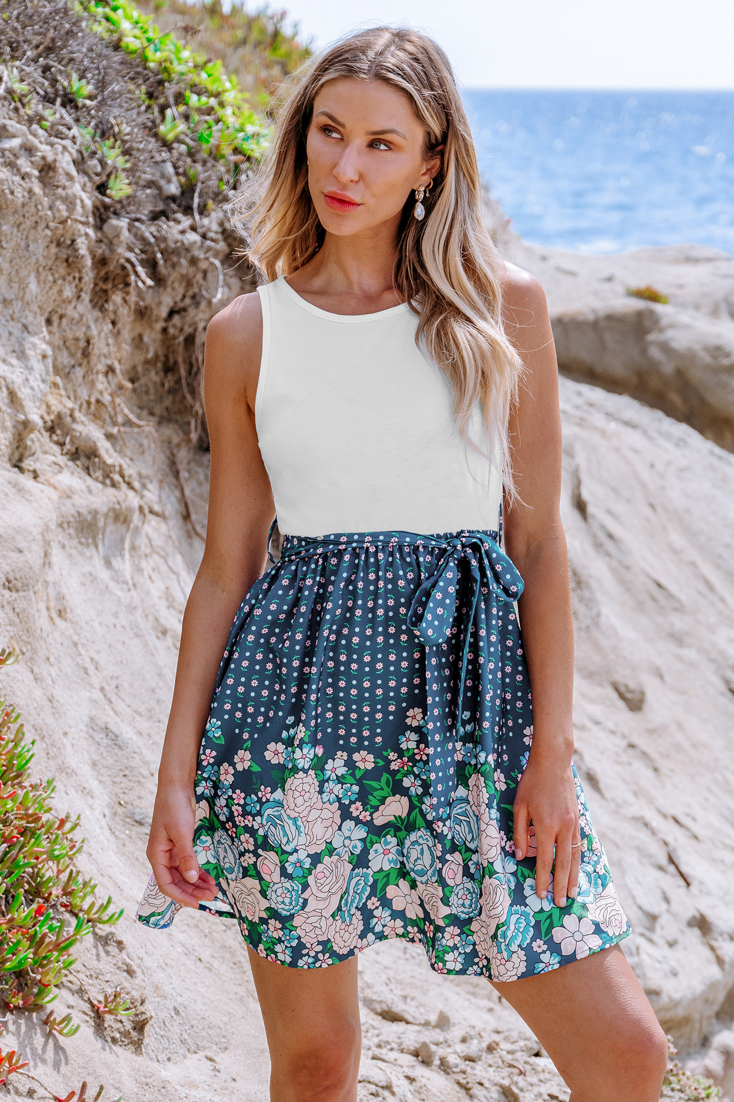 Robe mini à débardeur blanc et jupe florale